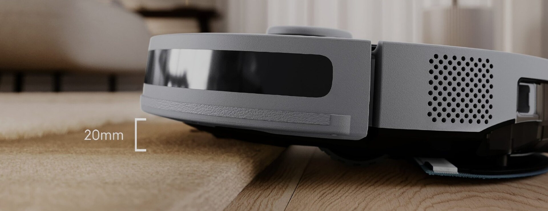 Açık ve modern bir oturma odasında açık renkli ahşap zemini temizleyen, kendi kendine hareket eden Electrolux robot süpürge.